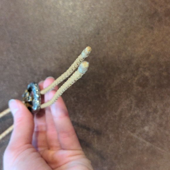 Vintage Western Bolo Necktie w/ Golden Saddle & Silvertone Stirrup Sliding Clip - Picture 4 of 9